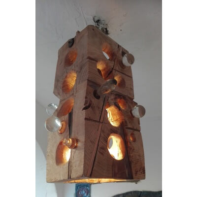 Lampa z recyklingu. Drewno i szkło poużytkowe.
