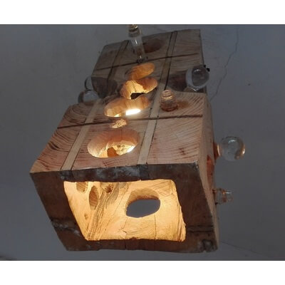 Lampa z recyklingu. Drewno i szkło poużytkowe.
